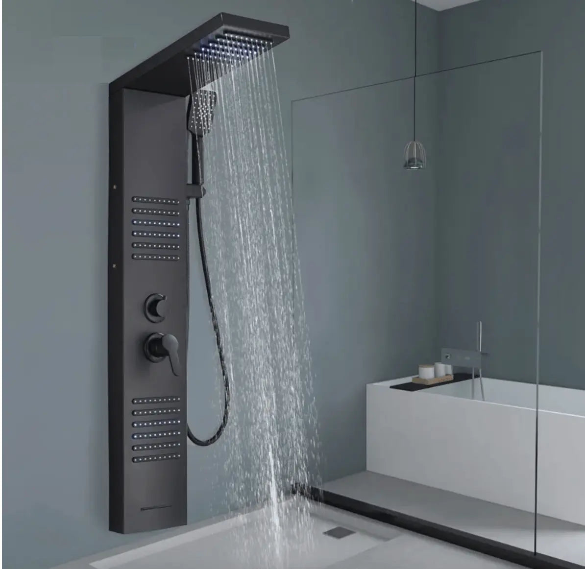 Ensemble de douche noir mat avec douche de pluie et douchette de la marque SaniSupreme Capri, panneau de douche moderne avec éclairage LED dans une salle de bains luxueuse.