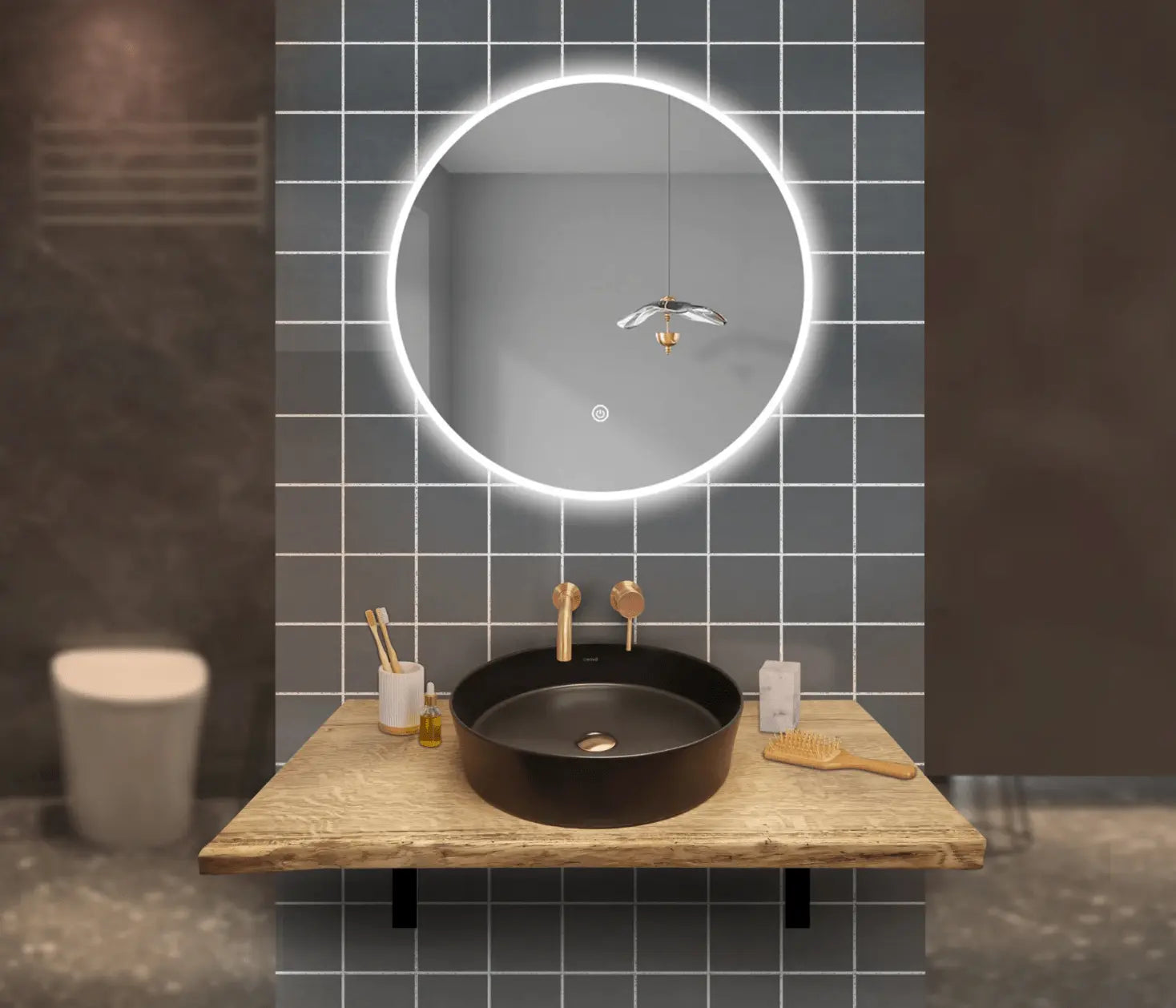 Massief eiken wastafelbladen met zwarte ronde waskom en gouden kraan – moderne badkamer met ronde LED-spiegel van SaniSupreme