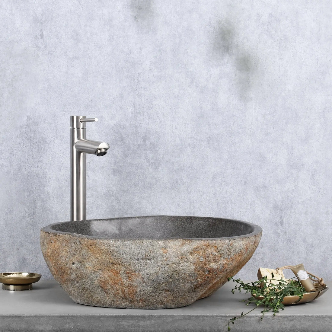 Riviersteen waskom in grijs op betonnen wastafelblad met RVS wastafelkraan – SaniSupreme wastafelbladen collectie