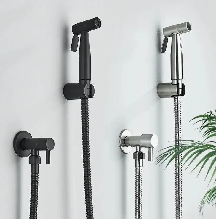 Doucheset gunmetal van SaniSupreme met bidet handdouche, muurbevestiging en flexibele slang, naast uitvoeringen in zwart en chroom.