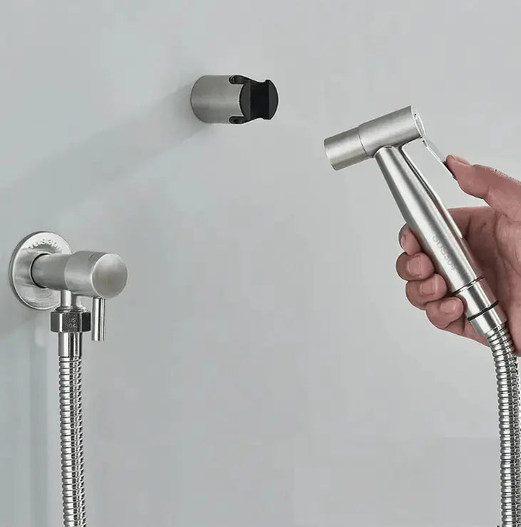 RVS bidet handdouche voor toilet van SaniSupreme, gebruiksklare hygiënedouche met afsluitkraan en muurhouder.