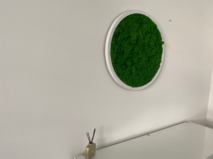 SaniSupreme Mosschilderij mosdecoratie rond witte kunsstof rand 53 cm. doorsnede