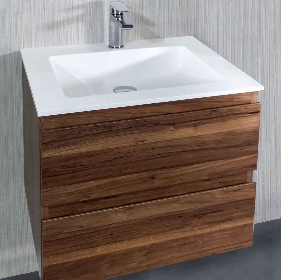 Houten wastafelmeubel met witte keramische wastafel – eiken wastafelblad van SaniSupreme