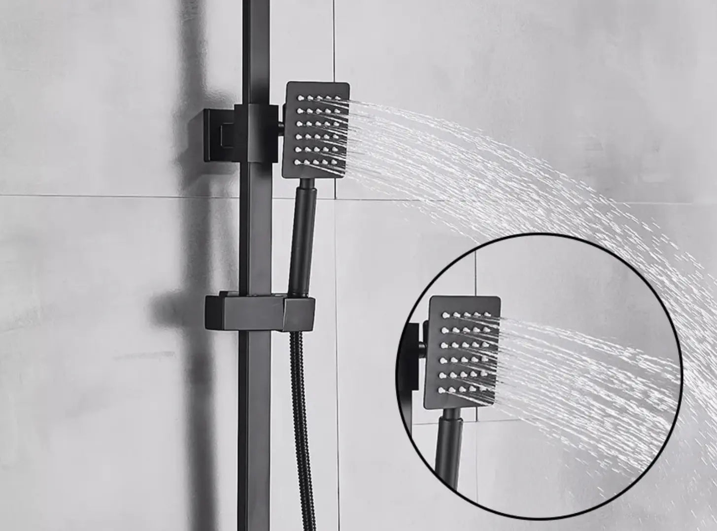 Douchette noire mate avec pommeau de douche carré de SaniSupreme Arizona, faisant partie de l'ensemble de douche noir avec bec de baignoire à 3 voies et pommeau de douche effet pluie.