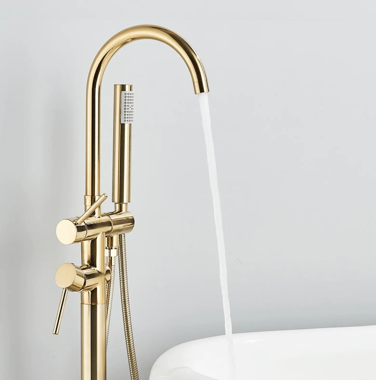 Vrijstaande SaniSupreme badkraan Ancona in geborsteld goud met handdouche