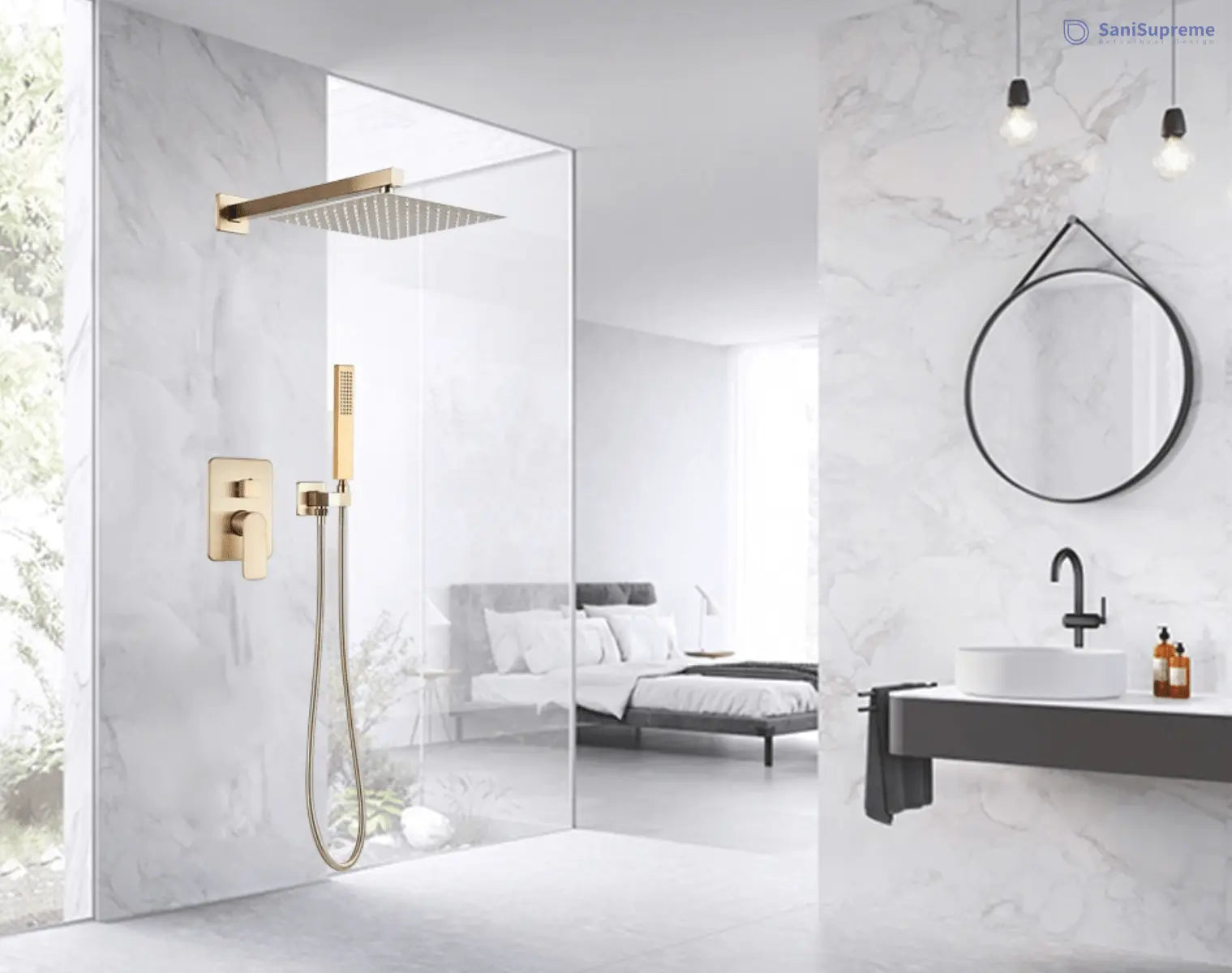 Luxe badkamer met douchesets goud van SaniSupreme, inclusief vierkante regendouche en handdouche in geborsteld goud.