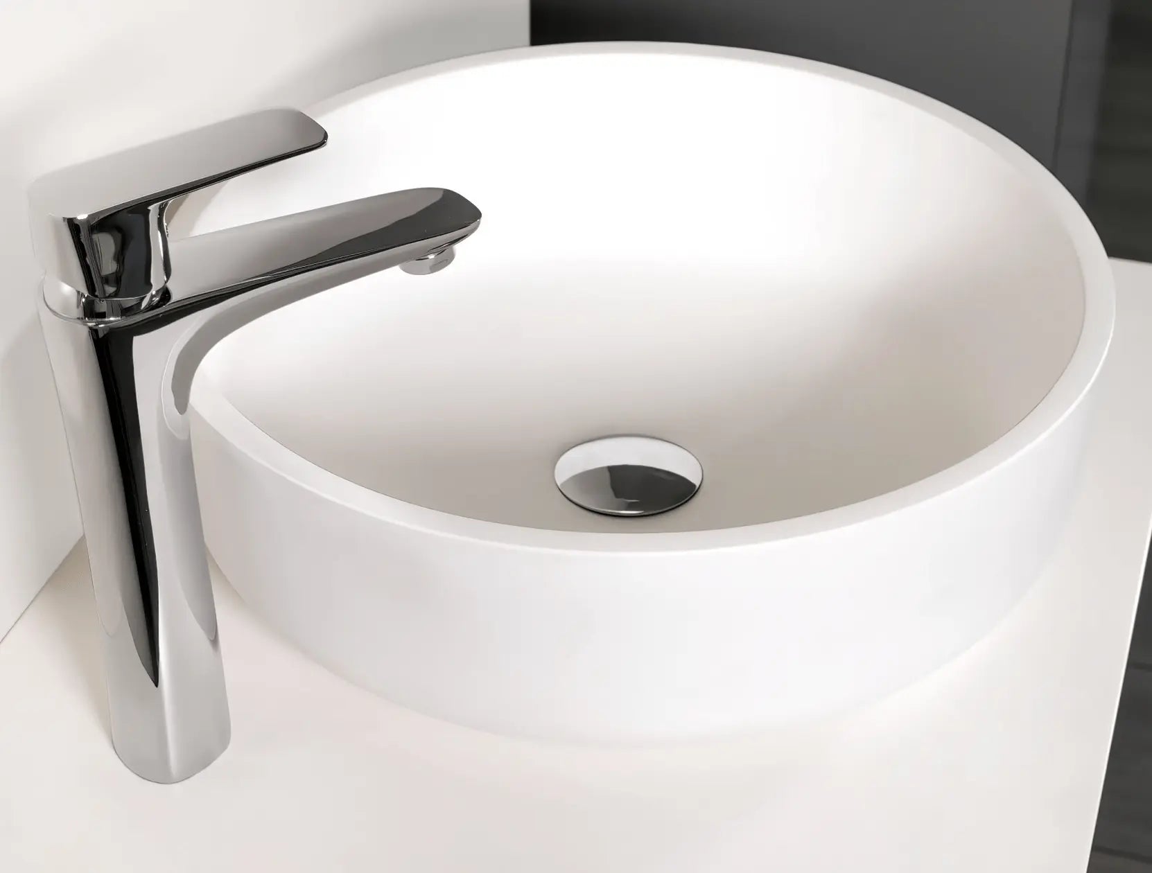 Moderne ronde witte waskom met kraan van SaniSupreme